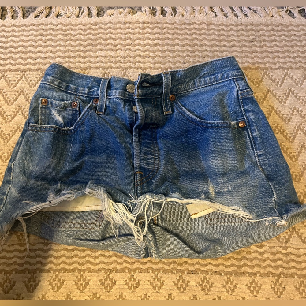 LEVIS 501 ripped Jean shorts
